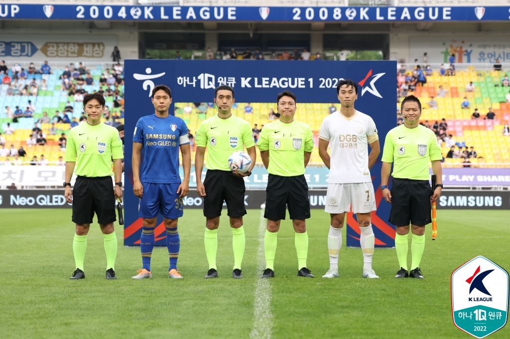 金宇成（左三）裁判和李东俊（左四）裁判。 =图为，韩国职业足球联盟提供。