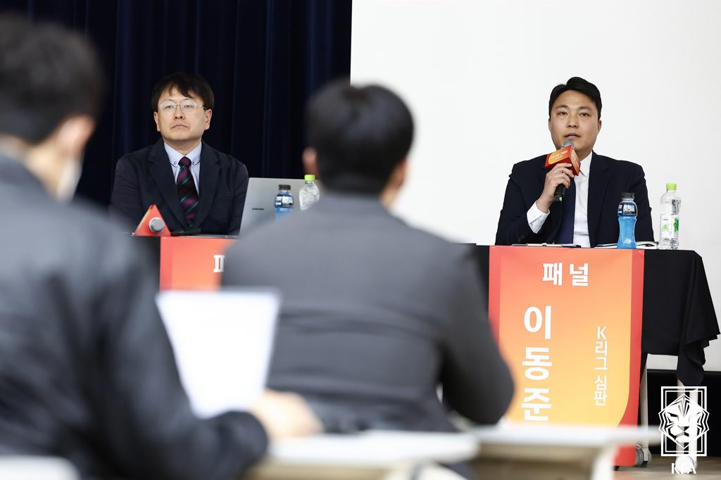 =裁判兼韩国职业足球裁判协会会长李东俊（右）。