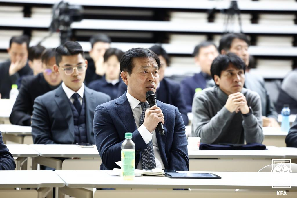 他就是大韩足球协会裁判委员长文珍熙。 =图为，韩国足球协会提供。