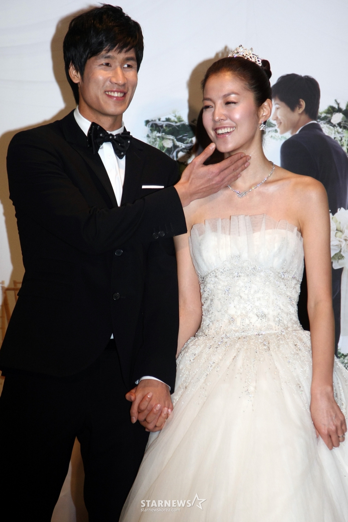 =郑祖国（左）、金圣恩。