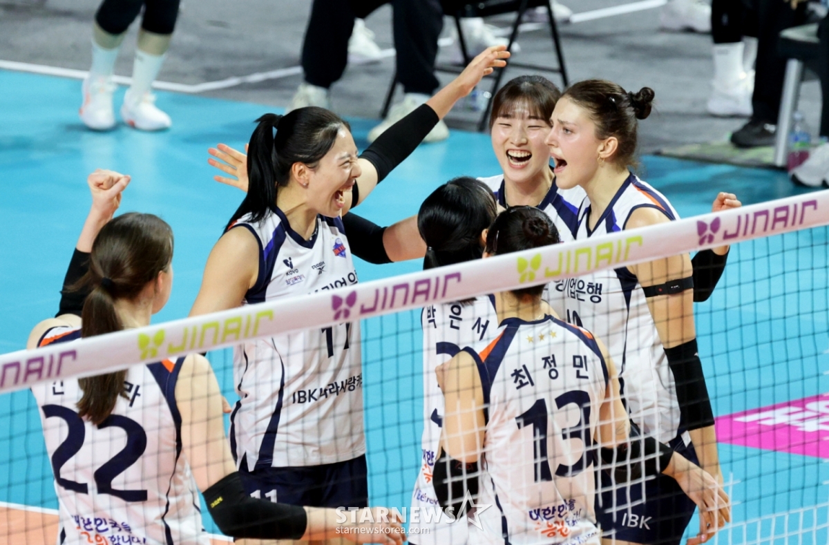 Corporate Lee Ju-ah and other players are cheering after winning the first set in the 2025-2026 Jin Air V-League Women's Heungkuk Life Insurance and Industrial Bank of Korea match at Samsan World Gymnasium on the 6th.  /Photo = Senior Reporter Kang Young-jo
