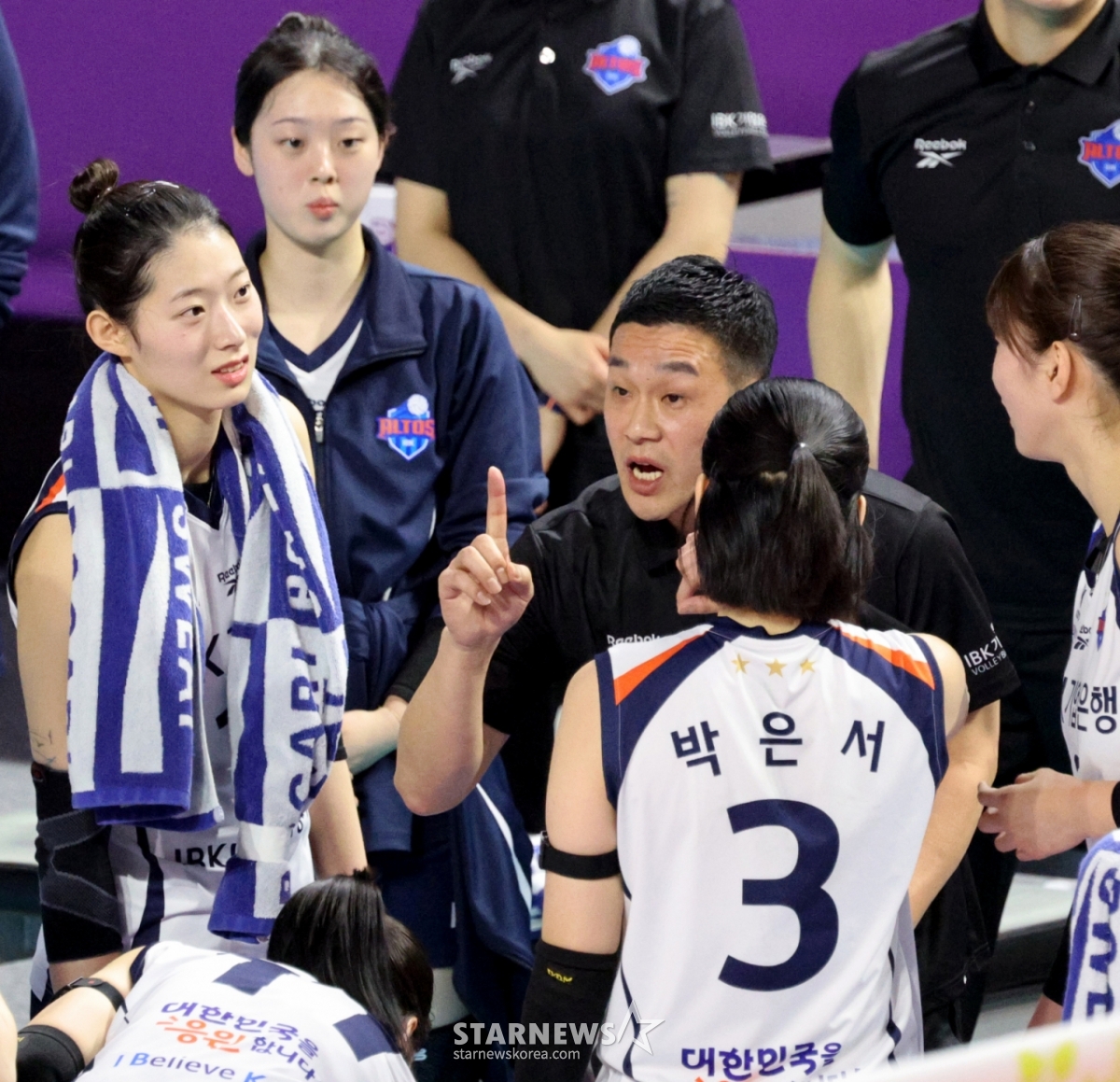 Acting Industrial Bank of Korea coach Yeo Oh-hyun is encouraging players in the 2025-2026 Jin Air V-League Women's Heungkuk Life Insurance and Industrial Bank of Korea match held at Samsan World Gymnasium on the 6th. /Photo = Senior Reporter Kang Young-jo