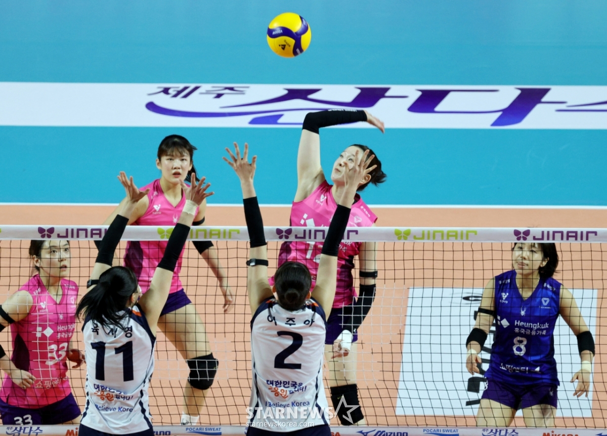 Heungkuk Kim Da-hyun is hitting the corporate double blocking in the 2025-2026 Jin Air V-League Women's Heungkuk Life Insurance and Industrial Bank of Korea match held at Samsan World Gymnasium on the 6th. /Photo = Senior Reporter Kang Young-jo