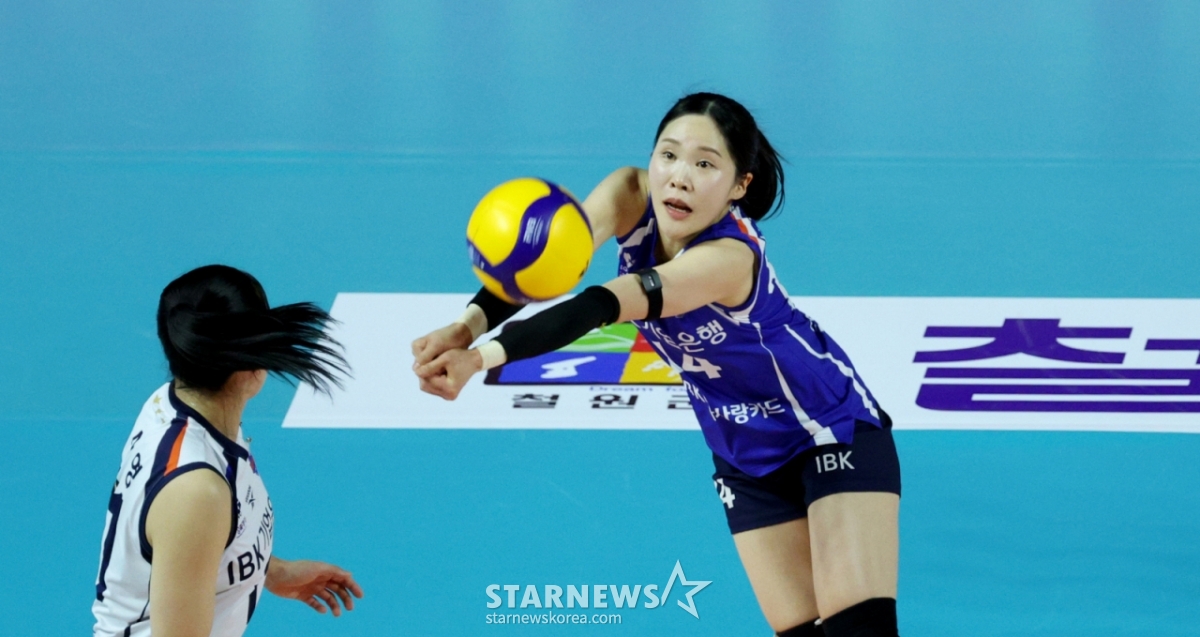 Industrial Bank of Korea Libero Kim Chae-won is receiving in the 2025-2026 Jin Air V-League Women's Heungkuk Life Insurance and Industrial Bank of Korea match at Samsan World Gymnasium on the 6th. /Photo = Senior Reporter Kang Young-jo