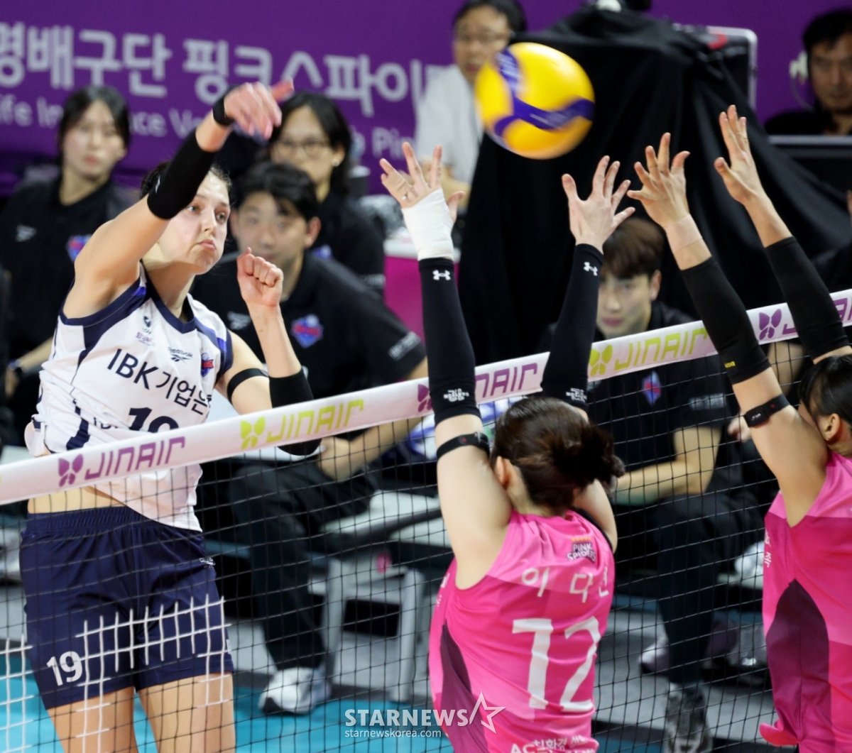 Industrial Bank of Korea Victoria hits over Heungkuk Double Blocking in the 2025-2026 Jin Air V-League Women's Heungkuk Life Insurance and Industrial Bank of Korea match at Samsan World Gymnasium on the 6th. /Photo = Senior Reporter Kang Young-jo