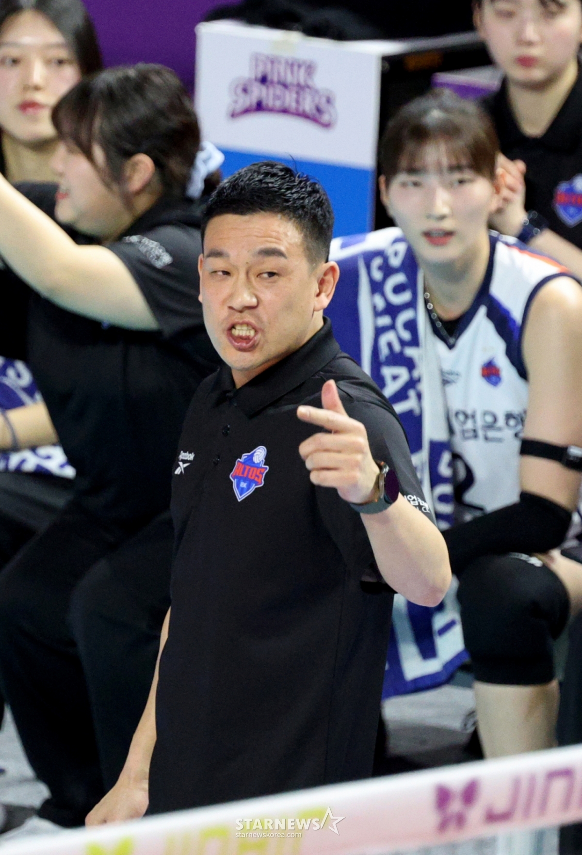 Acting Industrial Bank of Korea coach Yeo Oh-hyun is encouraging players in the 2025-2026 Jin Air V-League Women's Heungkuk Life Insurance and Industrial Bank of Korea match held at Samsan World Gymnasium on the 6th. /Photo = Senior Reporter Kang Young-jo