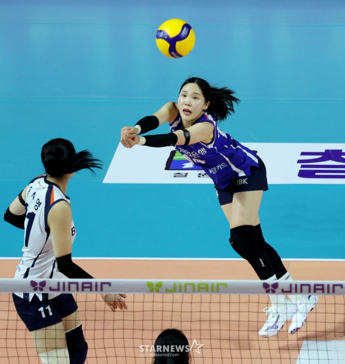 Industrial Bank of Korea Libero Kim Chae-won is receiving in the 2025-2026 Jin Air V-League Women's Heungkuk Life Insurance and Industrial Bank of Korea match at Samsan World Gymnasium on the 6th.  /Photo = Senior Reporter Kang Young-jo