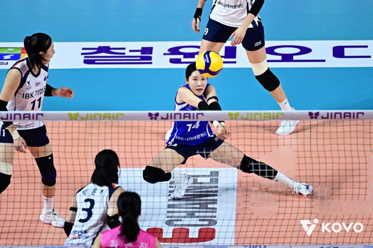 Industrial Bank of Korea Libero Kim Chae-won is receiving in the 2025-2026 Jin Air V-League Women's Heungkuk Life Insurance and Industrial Bank of Korea match at Samsan World Gymnasium on the 6th.  /Photo = Courtesy of the Korea Volleyball Federation