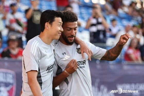 Son Heung-min (left) and Deunny Buanga. /AFPBBNews=News1