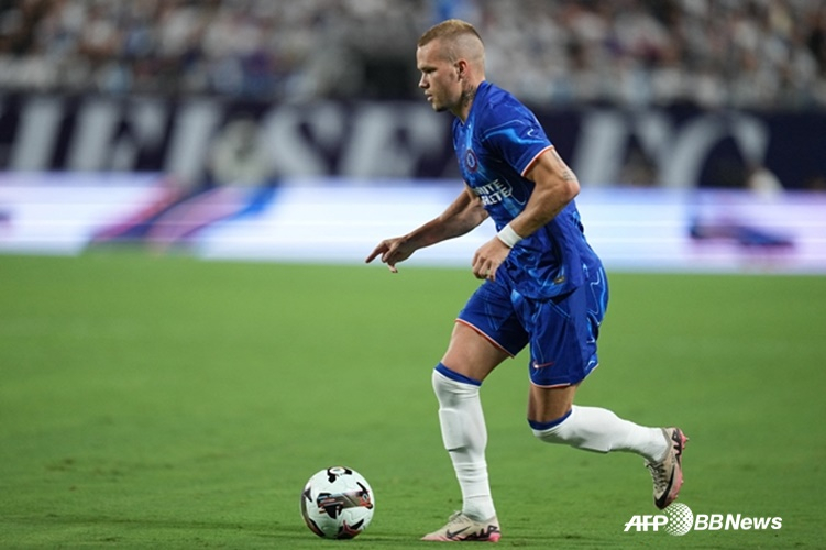 他就是切尔西前锋穆德里克。 =法新社BBNews=新闻1。