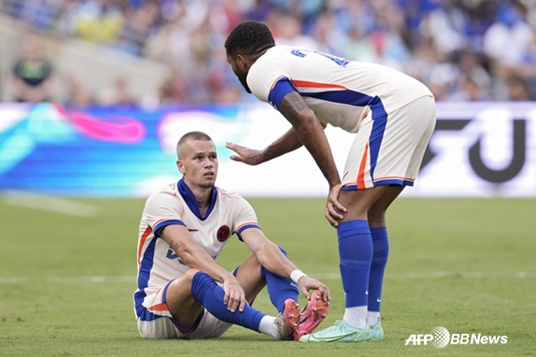 米哈伊洛·穆德里克(左)。 =法新社BBNews=新闻1。