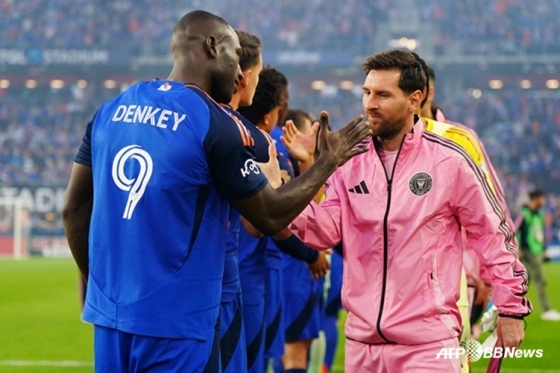 Lionel Messi (phải). /AFPBBNews = Tin tức 1