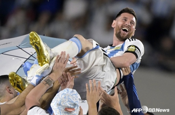 Lionel Messi đang được tung hứng sau khi vô địch World Cup. /AFPBBNews = Tin tức 1