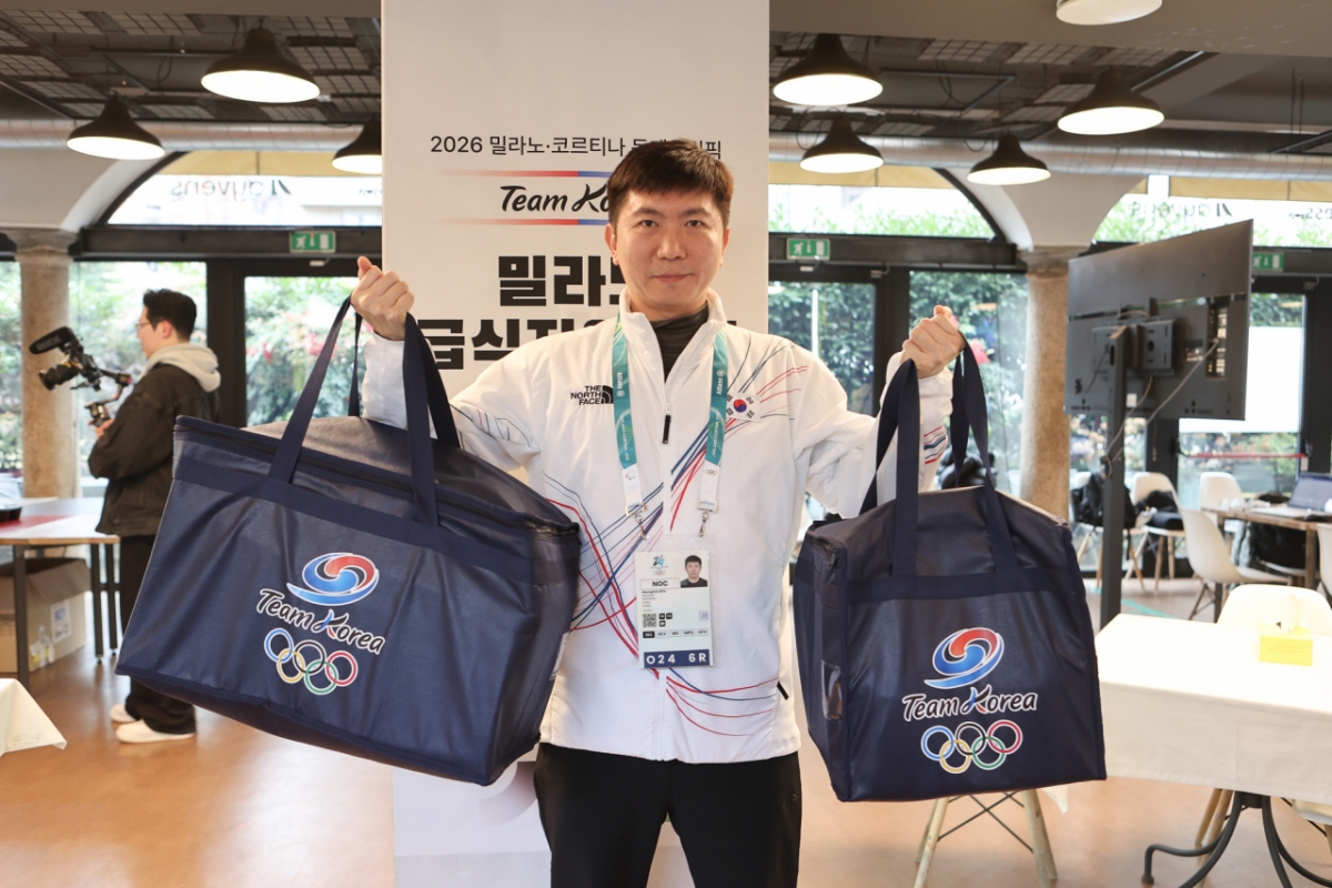 President of the Korea Sports Council Yoo Seung Min visited the Milan Meal Support Center. /Photo = Courtesy of the Korea Sports Council