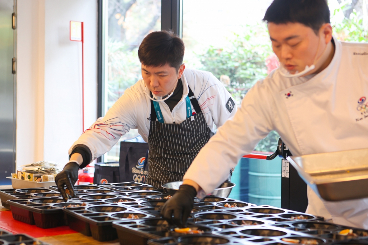 Yoo Seung Min (left), president of the Korea Sports and Olympic Committee, visited the Milan Food Support Center. /Photo = Courtesy of the Korea Sports Council