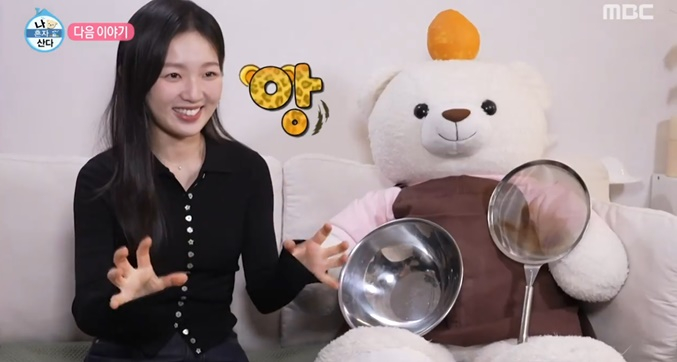 /Photo = 'I Live Alone'