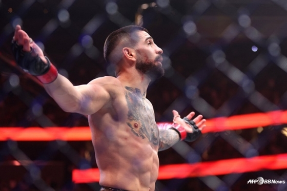 Ilya Topuria opens her arms after victory over Charles Oliveira. /AFPBBNews=News1