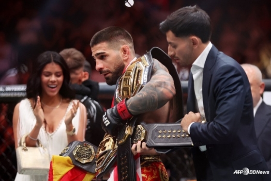 Ilya Topuria (centre) with the champion belt on her shoulder. /AFPBBNews=News1