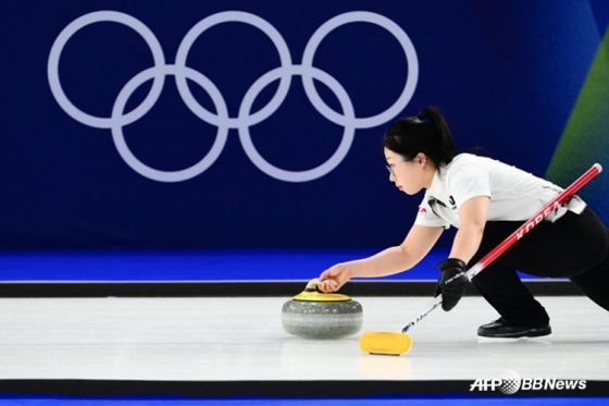  Kim Sun-young of the curling mixed double team throws a stone in the first round robin match of the 2026 Milan-Cortina D'Ampezzo Winter Olympics qualifying round at Cortina Curling Olympic Stadium in Italy on the 5th (Korea time). /AFPBBNews=News1