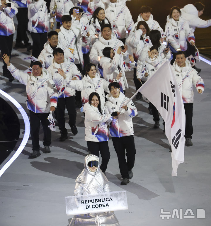 Korean national team players, including figure skating Cha Jun-hwan and speed skater Kim Min-sun, are entering the opening ceremony of the 2026 Milan-Cortina D'Ampezzo Winter Olympics on the 6th (local time). /Photo = Newsis
