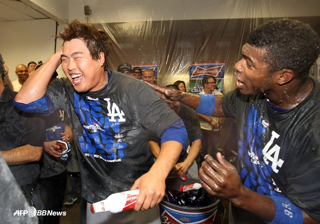 2013年9月、地区優勝を決め、互いに喜びを分かち合う柳賢振（リュ·ヒョンジン、左）とプイグ。 /AFPBBNews=ニュース1