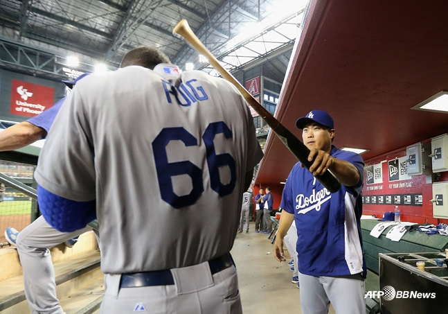 ドジャース所属だった2014シーズン、お互いにいたずらをしているプイグ（左）とリュ·ヒョンジン。 /AFPBBNews=ニュース1