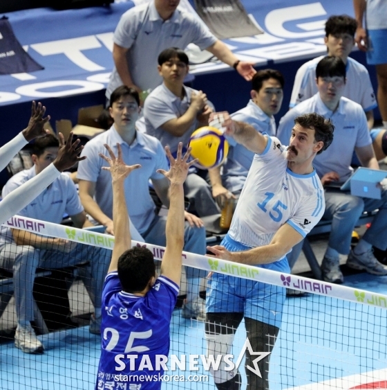 Kyle Russell (left). /Photo = Senior reporter Kang Young-jo