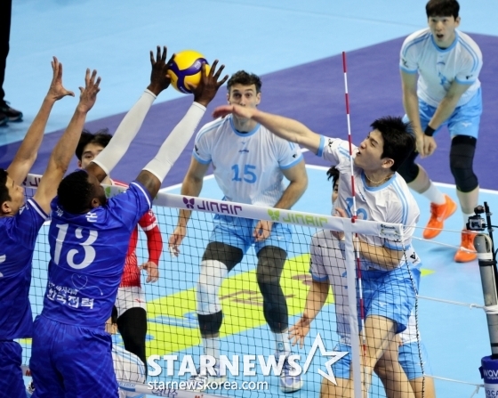 Benon (left) is blocking Jung Ji-seok (right) from attacking. /Photo = Senior reporter Kang Young-jo