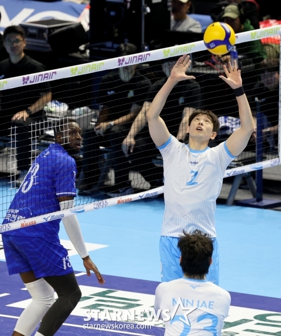 Han (right) tosses. /Photo = Senior reporter Kang Young-jo