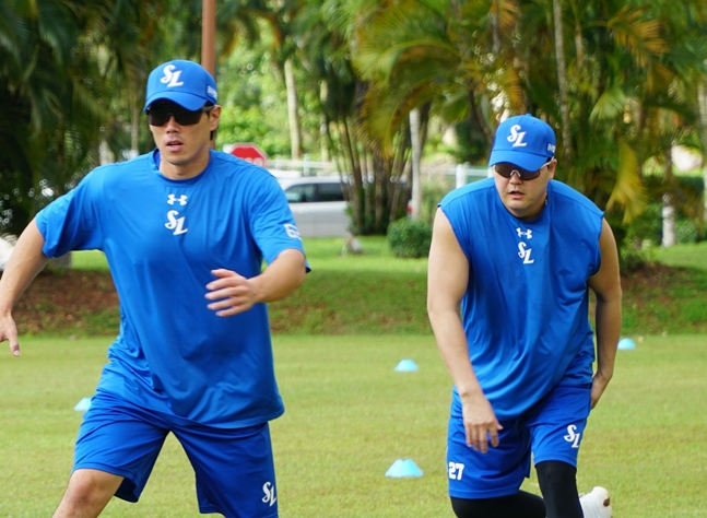 Ким Тэ Хун (справа) тренируется с Ким Джэ Юном (слева). /Фото = Samsung Lions