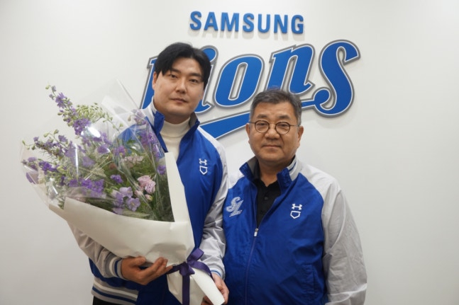 Ким Тэ Хун (слева) и Ю Чжон Гын, генеральный директор Samsung Lions. /Фото = Предоставлено Samsung Lions.