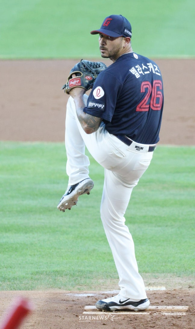 昨年8月、蚕室（チャムシル）で投球したベラスケス。 /写真=キム·ジンギョン待機者