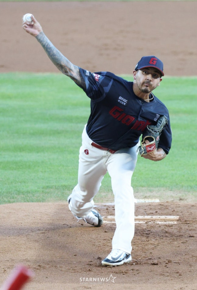 昨年8月、蚕室（チャムシル）で投球したベラスケス。 /写真=キム·ジンギョン待機者