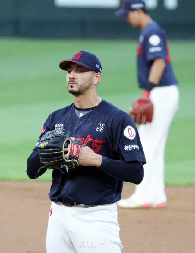 昨年9月、SSG戦で本塁打を打たれた後、残念がるベラスケス。 /写真=姜永祚（カン·ヨンジョ）先任記者
