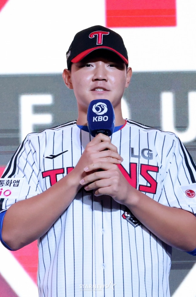 The "2026 KBO Rookie Draft" was held at Lotte Hotel World Crystal Ballroom in Songpa-gu, Seoul in September last year. Yang Woo-jin (Gyeonggi Air High School) is expressing his feelings after being nominated by LG as the eighth overall pick. /Photo = Kim Jin-kyung on standby