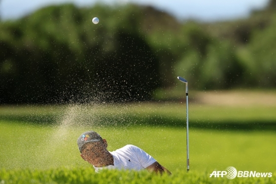 逃离沙坑的金时沅。 =法新社BBNews=新闻1。