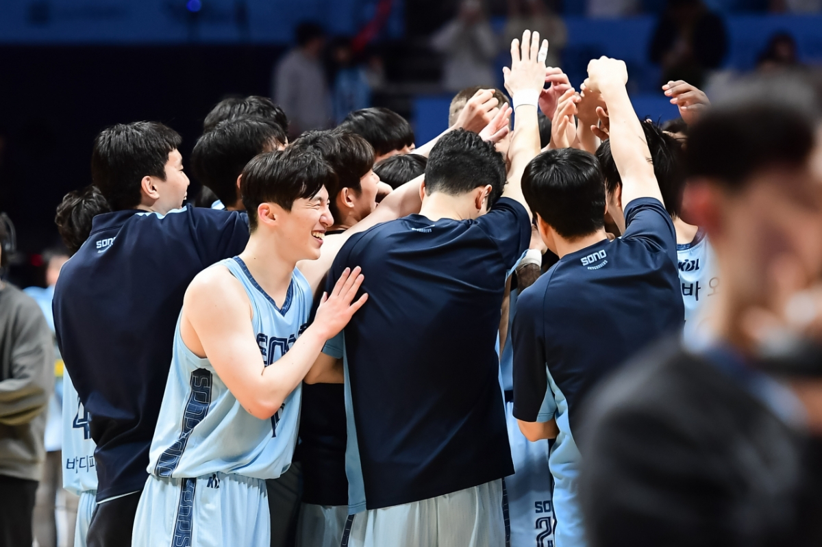 Goyang Sono players are happy after beating Suwon KT. /Photo = Courtesy of KBL