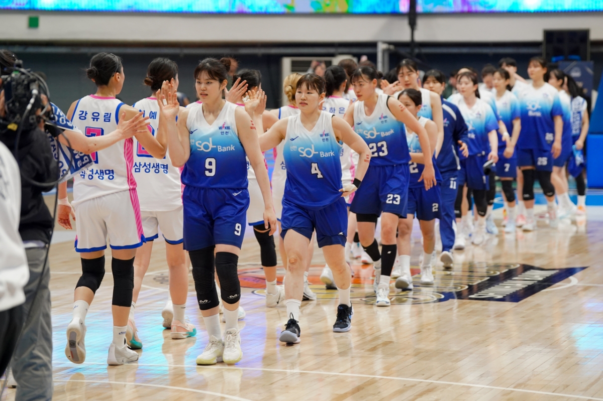 Игроки Samsung Life и Shinhan Bank. /Фото = Предоставлено WKBL.