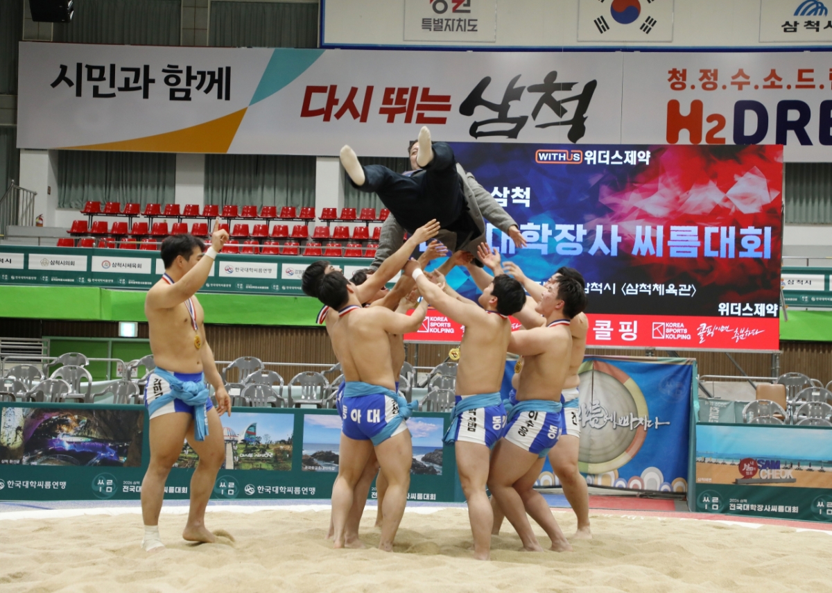 Университет Донг-А (город Пусан), выигравший командный турнир среди колледжей на «Национальном конкурсе президентов университета Самчхока 2026 года», который прошел в гимназии Самчхока 7-го числа, под руководством Ха Сон У. /Фото = Предоставлено Корейской ассоциацией реслинга.