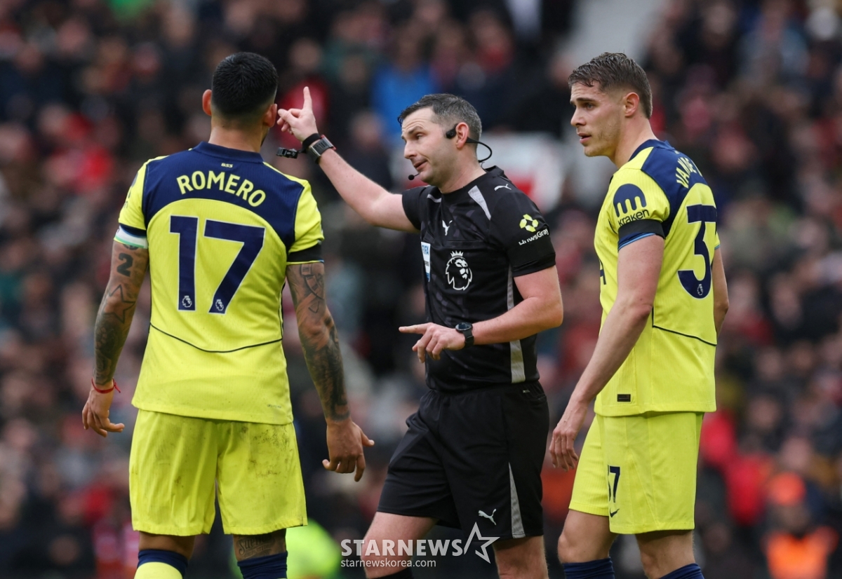 クリスティアン·ロメロ（左）が7日午後9時30分（韓国時間）、英国マンチェスターのオールド·トラフォードで行われた2025-2026シーズンのイングランド·プレミアリーグ（EPL）第25ラウンドの試合中に退場処分を受けている。 /ロイター=ニュース1