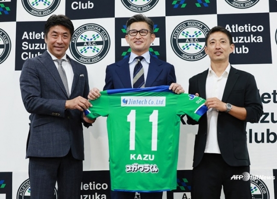 Miura Kazuyoshi (giữa), người đã ký hợp đồng với Atletico Suzuka hồi tháng 6 năm ngoái. /AFPBBNews = Tin tức 1
