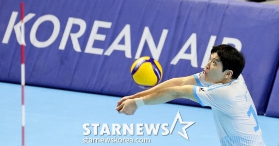 Korean Air's outside heater Jung Ji-seok is receiving in the men's fifth round of the "Jin Air 2025-2026 V-League" against KEPCO at Gyeyang Gymnasium in Incheon on the 7th. /Photo = Senior reporter Kang Young-jo