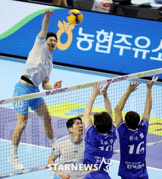 Jeong Ji-seok (left) attempting to attack. /Picture = Senior reporter Kang Young-jo