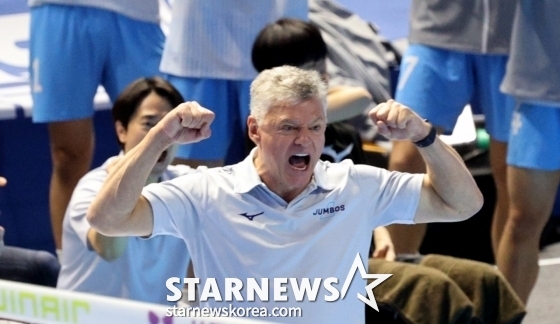 Korean Air coach Henan Dal Zoto is cheering in the fifth round of the men's "Jin Air 2025-2026 V-League" against KEPCO at Gyeyang Gymnasium in Incheon on the 7th. /Photo = Senior reporter Kang Young-jo