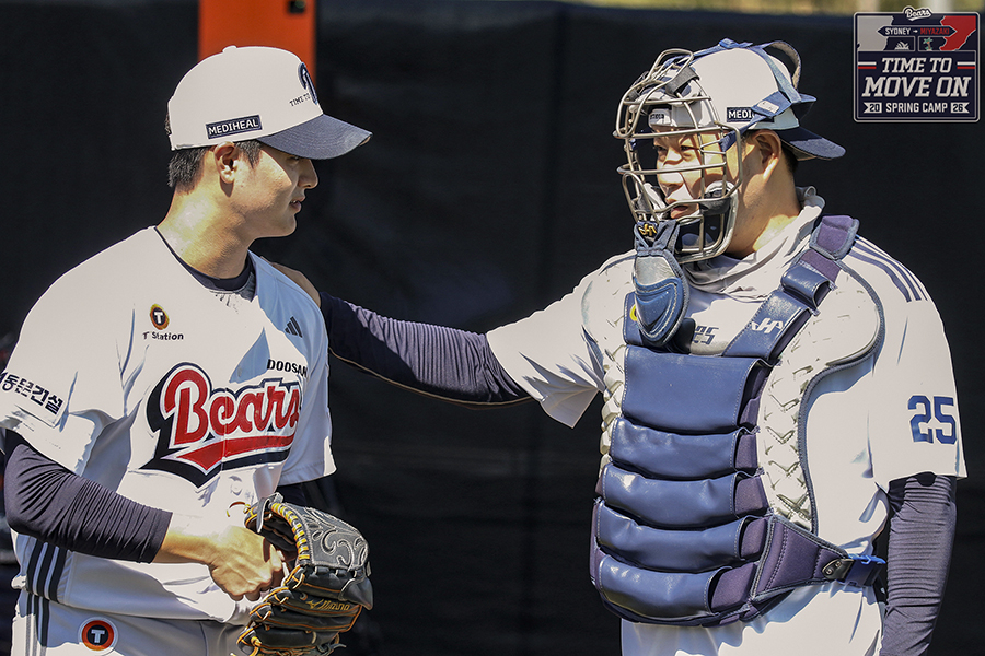 斗山熊队的新人投手徐俊五（左）和梁义智。 =斗山熊队。