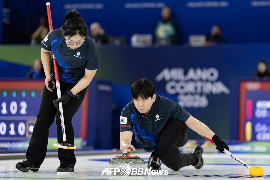 Kim Sun-young (left) and Jung Young-seok of the National Curling Mix-Double. /AFPBBNews=News1