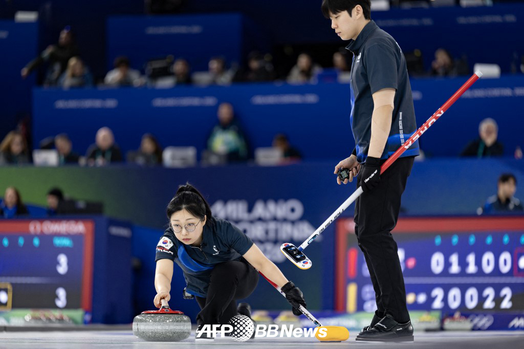 Kim Sun-young (left) and Jung Young-seok of the National Curling Mix-Double. /AFPBBNews=News1