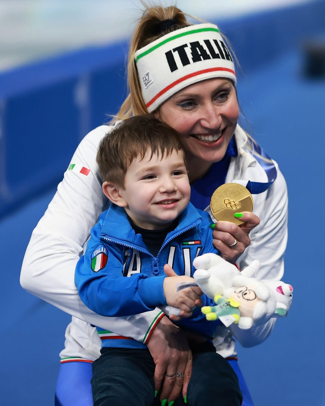Francesca Rolodebridge is taking a picture with a child after winning the gold medal in the women's 3,000m speed skating at the 2026 Milan-Cortina Winter Olympics at the Ice Skating Arena in Milan, Italy on the 8th (Korea time). /Photo = TNT Sports SNS Capture