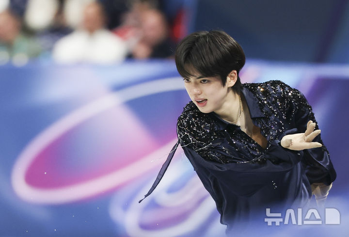  Cha Jun-hwan, a male figure skater, is making a mistake in the men's singles short program at the figure skating team event (team event) at the 2026 Milan-Cortina D'Ampezzo Winter Olympics at the Ice Skating Arena in Milan, Italy, on the 7th (local time). /Photo = Newsis