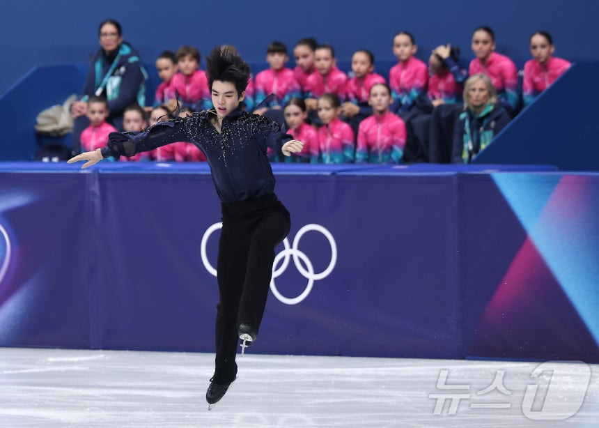  Cha Jun-hwan, a male figure skater, is making a mistake in the men's singles short program at the figure skating team event (team event) at the 2026 Milan-Cortina D'Ampezzo Winter Olympics at the Ice Skating Arena in Milan, Italy, on the 7th (local time). /Photo = News 1